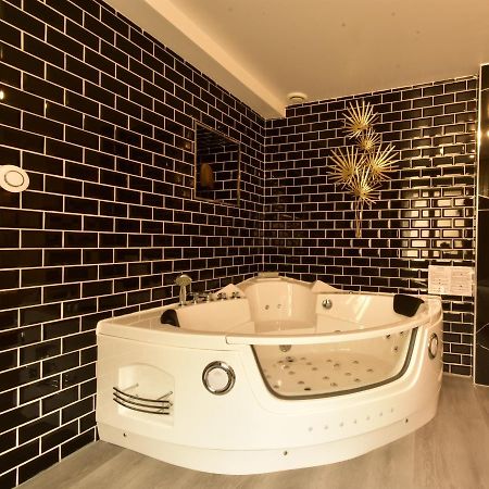 Appartement Jacuzzi Gold&Night Verneuil d'Avre et d'Iton Exterior foto