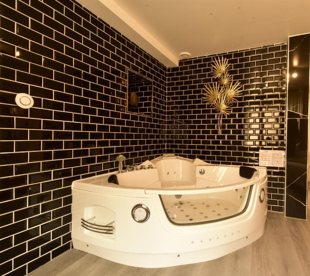 Appartement Jacuzzi Gold&Night Verneuil d'Avre et d'Iton Exterior foto